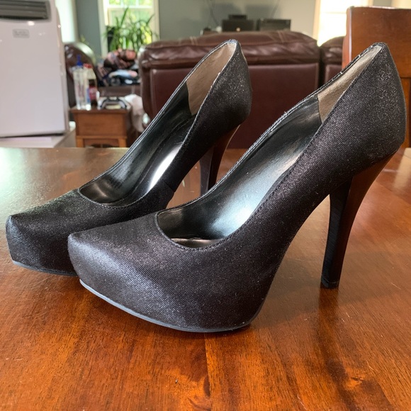 Two pairs of women’s size 8 high heels. Black in color, one pair is shiny/glossy - Picture 12 of 14